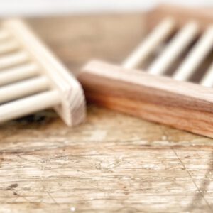TVÅLPÄLL AV TRÄ LITEN / SEIFENGITTER AUS HOLZ KLEIN