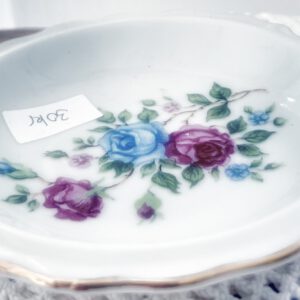 PORSLINTALK MED ROSMÖNSTER / PORZELLANTELLER MIT ROSENMUSTER