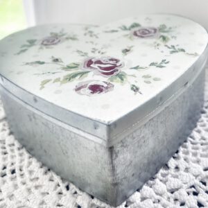 HJÄRTAFORMAD PLÅTBURK / HERZFÖRMIGE BLECHDOSE